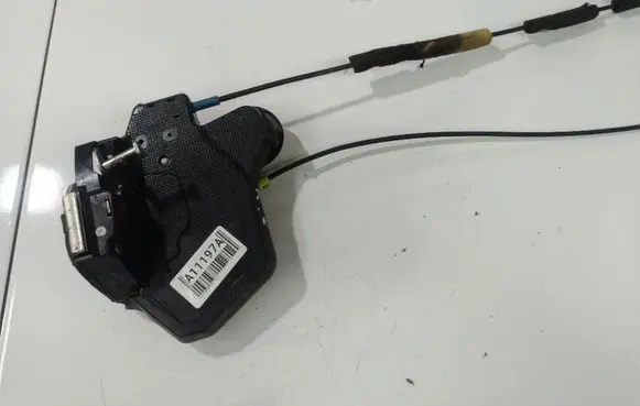 Toyota Avensis T250 Rear door lock 