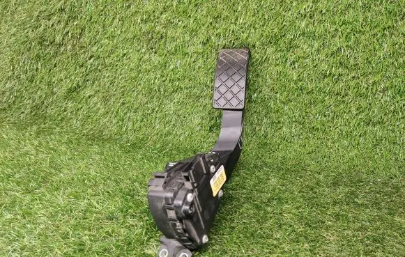 Volkswagen PASSAT B5.5 Accelerator throttle pedal 8D1723523L
