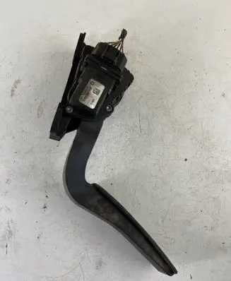 Accelerator throttle pedal