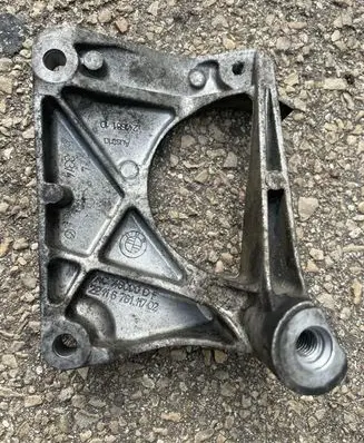 BMW 5 E60 E61 Engine mounting bracket 6761117