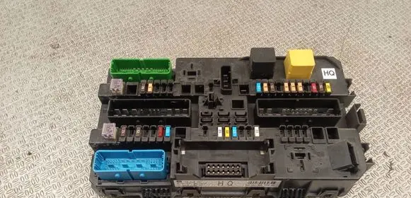 Opel Zafira B Fuse module 13220831