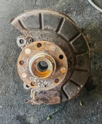 Volkswagen Golf V Front wheel hub