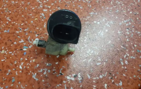 Volkswagen PASSAT B5 Windscreen/windshield washer pump