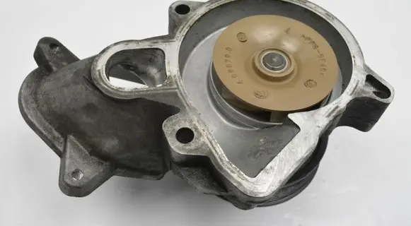 BMW 5 E60 E61 Water pump 7790045