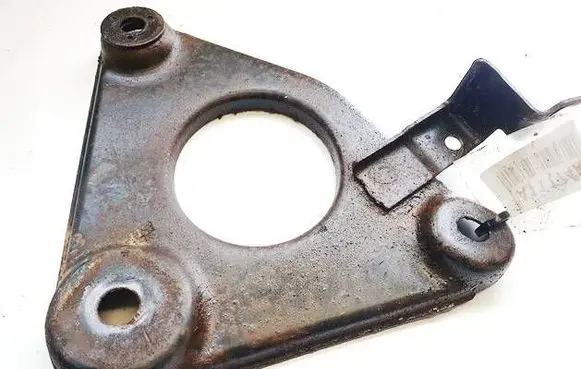 Nissan Primera Engine mounting bracket 