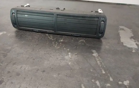 Volkswagen PASSAT B5 Dash center air vent grill 3B0819728D