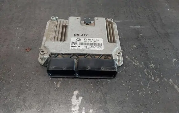 Volkswagen Touran I Engine control unit/module 03G906021KC 0281013196