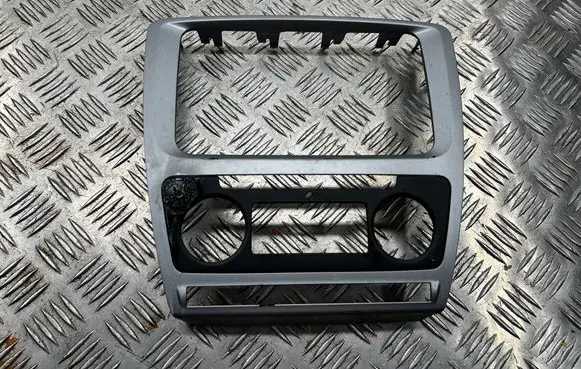 Skoda Octavia Mk2 (1Z) Radio/GPS head unit trim 