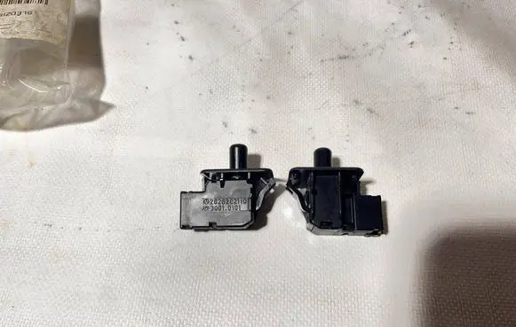 Mercedes-Benz C W202 Front door sensor coupe 2028202110 95844522297