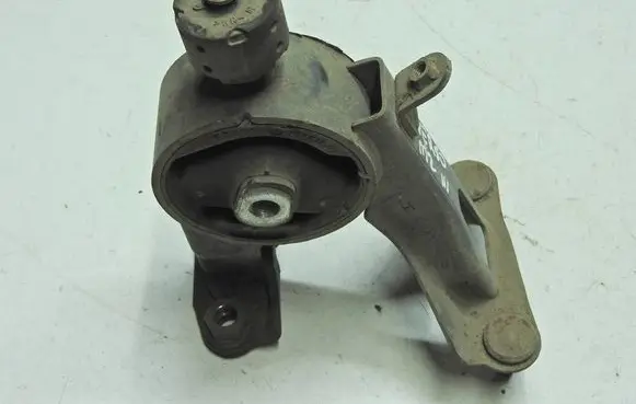 Toyota Verso Engine mounting bracket