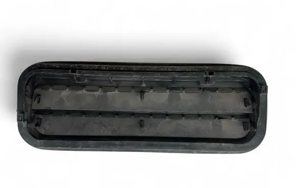 Quarter panel pressure vent