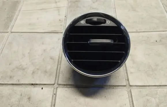 Peugeot 5008 Dash center air vent grill Y05201