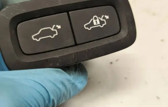 Volvo XC90 Tailgate/boot open switch button 8888780750 31674801