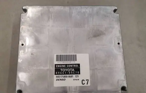 Toyota Avensis T250 Engine control unit/module 8966105C70 1758008681 MB1758008681