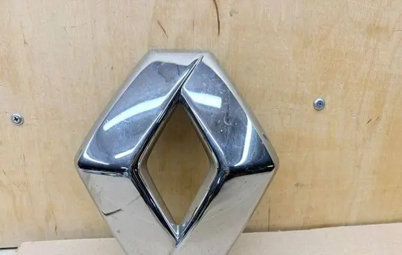 Renault Captur Manufacturer badge logo/emblem 628905855R