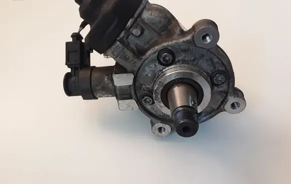 Volkswagen PASSAT B8 Fuel injection high pressure pump 04L130755D