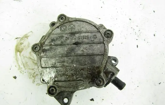 Audi A4 S4 B7 8E 8H Vacuum pump 06D145100E