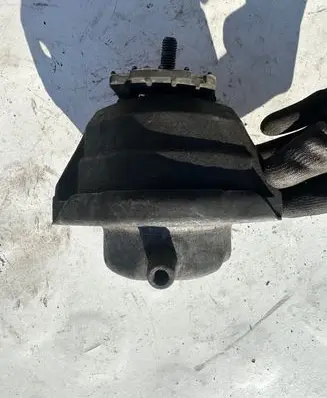BMW 5 E60 E61 Engine mount bracket 6769874