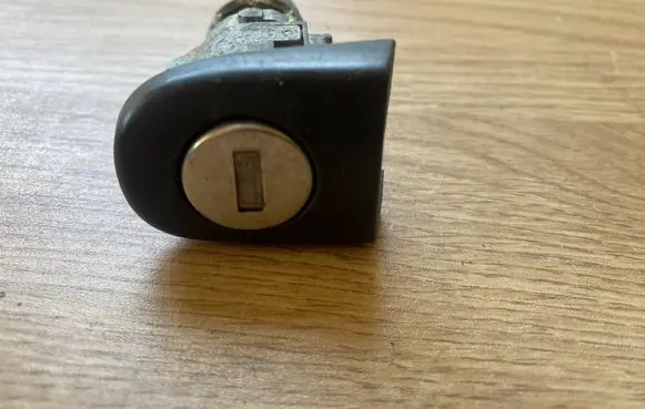 Skoda Octavia Mk1 (1U) Front door lock (next to the handle) 6Y0837167B