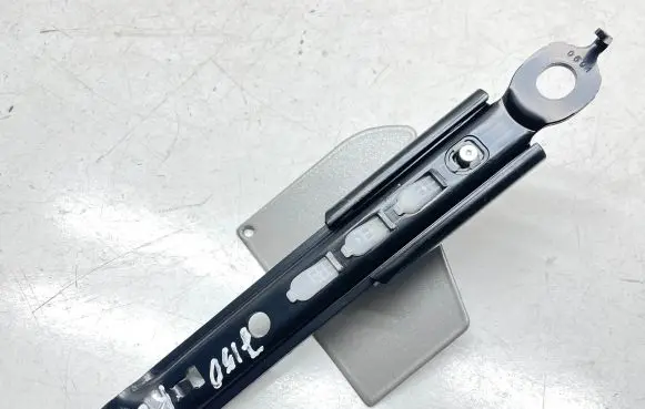 Toyota Land Cruiser (J150) Seat belt adjustment rail E563003