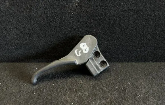 Volkswagen PASSAT B5.5 Engine bonnet (hood) release handle 3B1823533