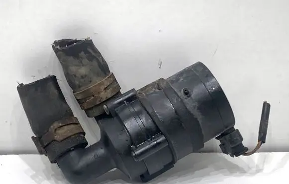 Volkswagen Sharan Oil filter mounting bracket 9020876A