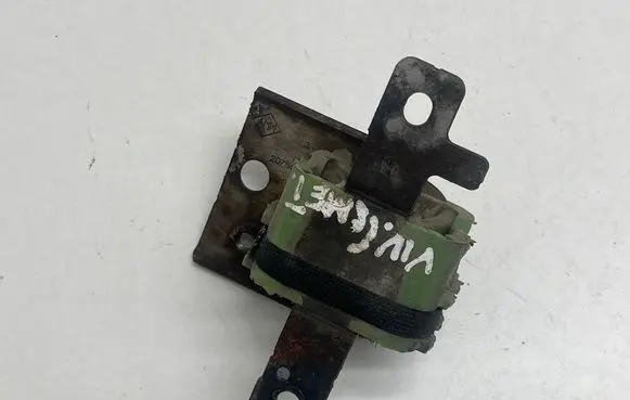 Opel Vivaro Muffler mount bracket/holder 207900251R 93869332