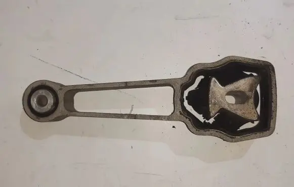 Volvo XC70 Engine mount bracket 30680474