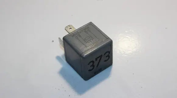 Volkswagen PASSAT B5 Other relay 8D0951253A