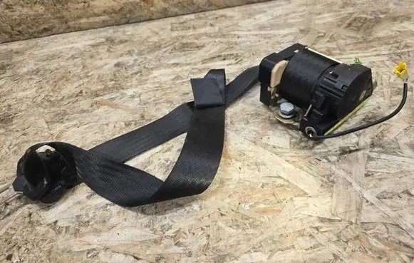 Maserati Coupe Front seatbelt 33023156
