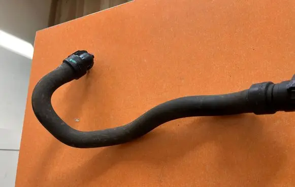 Opel Combo E Engine coolant pipe/hose 9673473780
