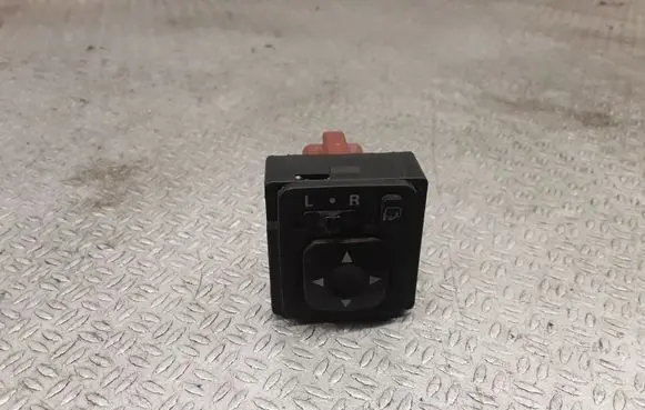 Mitsubishi Grandis Wing mirror switch 183569