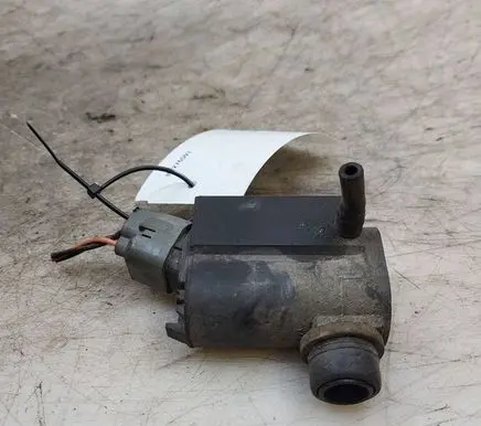 Hyundai Santa Fe Windscreen/windshield washer pump 7305A09