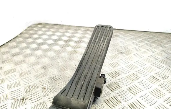 Mercedes-Benz C W204 Accelerator throttle pedal A2043000004 121112 3498