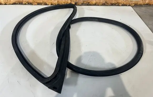 Maserati Levante Front door rubber seal 670032866