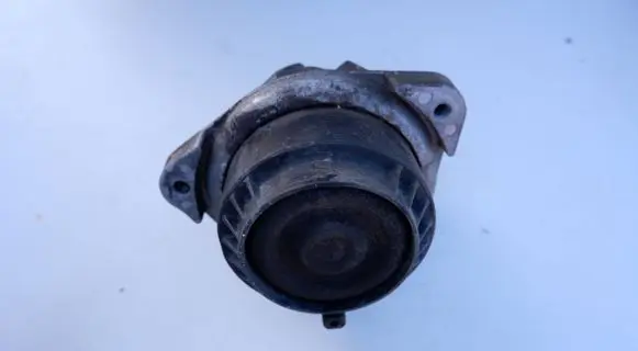 BMW 5 F10 F11 Engine mounting bracket 6777371 686235