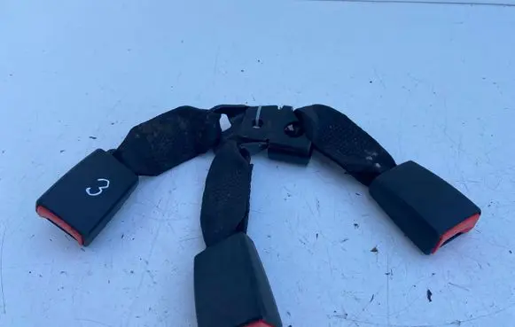 Toyota Avensis T220 Rear seatbelt buckle