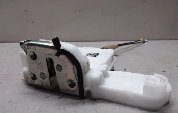 Mitsubishi Outlander Front door lock