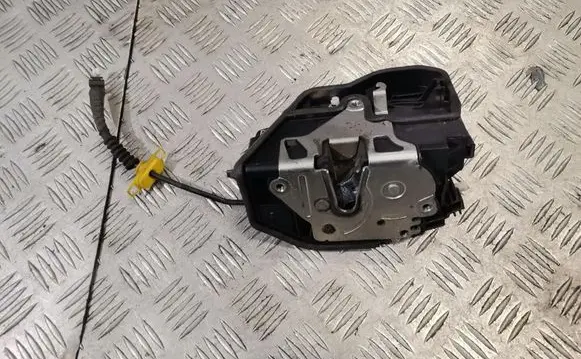 BMW X3 E83 Front door lock 7167072