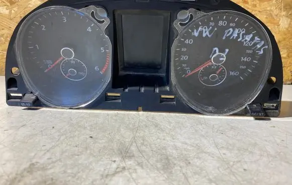 Volkswagen PASSAT B7 Speedometer (instrument cluster) 3AA920971A