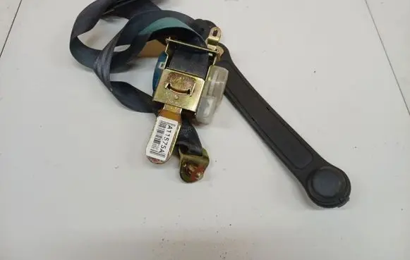 Hyundai Lantra II Rear seatbelt 045030