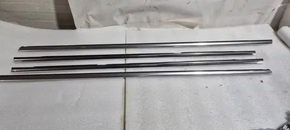 Skoda Superb B6 (3T) Front door windshield rail 