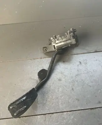 Accelerator throttle pedal