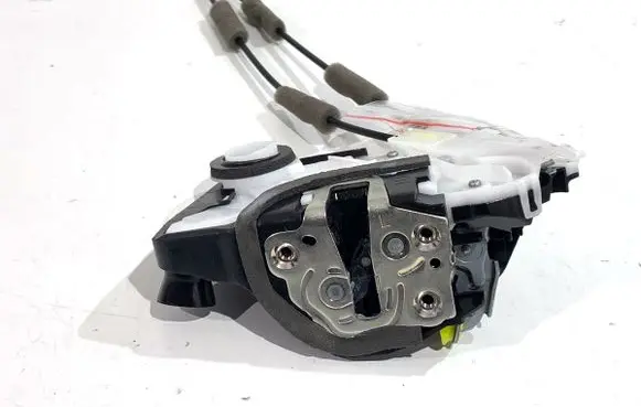 Toyota Yaris Front door lock 