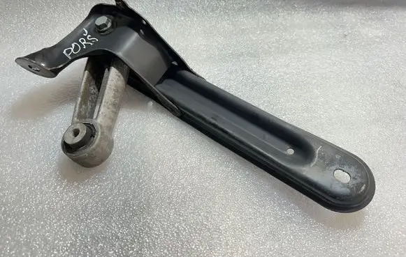 Engine mounting bracket