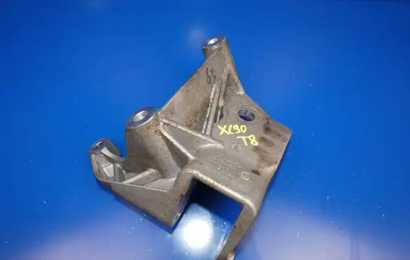 Volvo XC90 Engine mounting bracket 31430470 AD7VM1