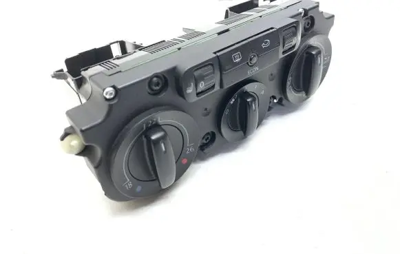Volkswagen Golf V Climate control unit 743138