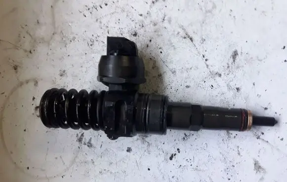 Volkswagen Golf V Fuel injector 038130073BN