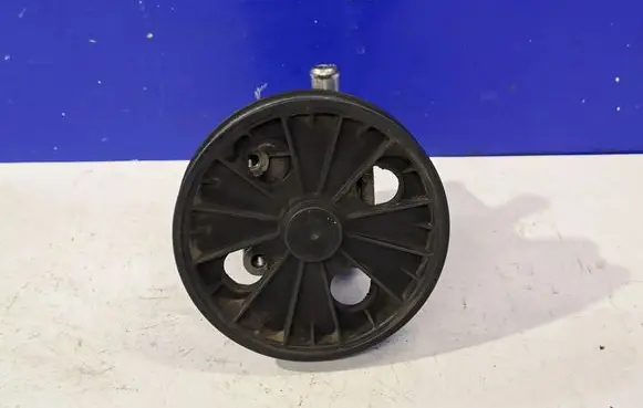 Volvo V70 Power steering pump 8251735