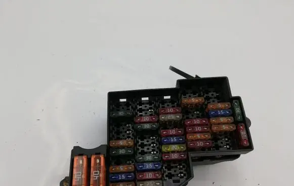 Volkswagen Touareg I Fuse module 7L0941828